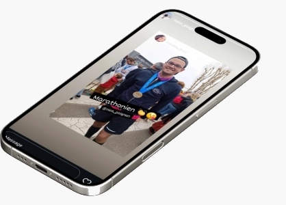 Un téléphone affichant une photo de Nicolas, médaillé, après avoir terminé le Marathon de la Côte d'Amour 2024, souriant et fier de son accomplissement.souriant et fier de son accomplissement.