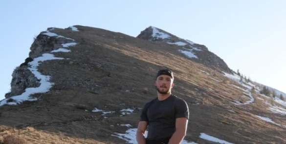 Antoine Clément en pleine ascension d’un sommet enneigé, illustrant un défi d’ultra-endurance en montagne.