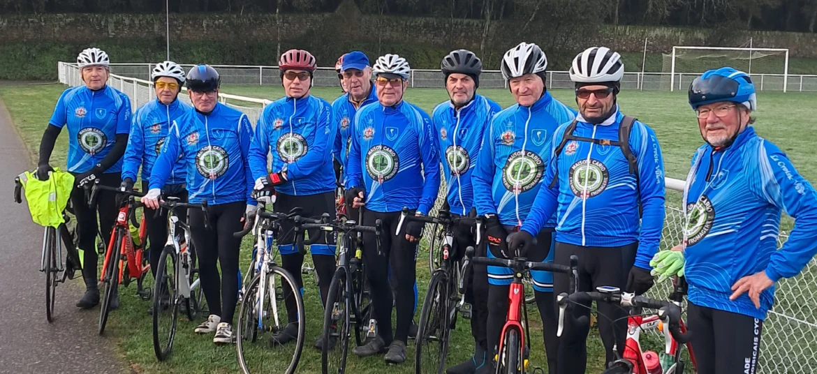 Groupe de cyclistes du Stade Croisicais lors d’une sortie de cyclotourisme au Croisic.