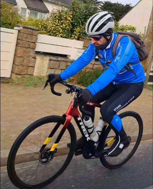 Un cycliste du Stade Croisicais en pleine sortie de cyclotourisme au Croisic.
