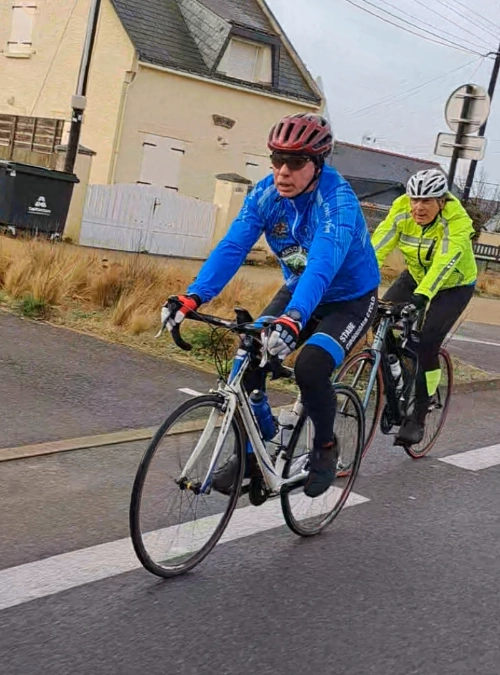Deux cyclistes du Stade Croisicais en pleine sortie sur les routes du Croisic.