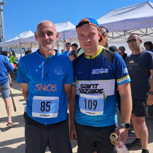 Deux coureurs posent ensemble après avoir participé à la course nature de Le Croisic, sous un ciel bleu.