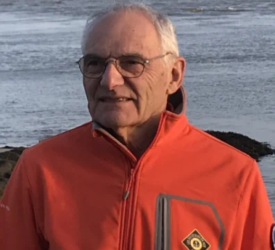 Le président de la station SNSM du Croisic en tenue orange, en lien avec les missions des Sauveteurs-Nageurs de Bord.