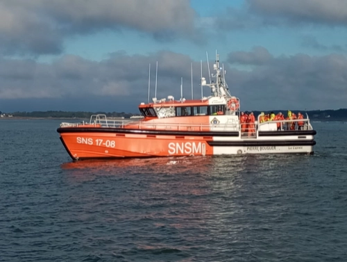 Le bateau de sauvetage Pierre Bouguer de la SNSM du Croisic en mer avec les Sauveteurs-Nageurs de Bord à bord.