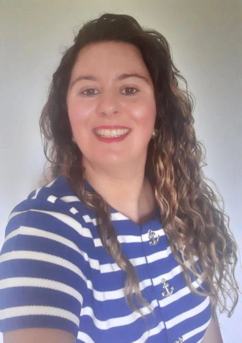 Clémence souriante en portrait, engagée dans la sensibilisation à la cardiomyopathie hypertrophique.