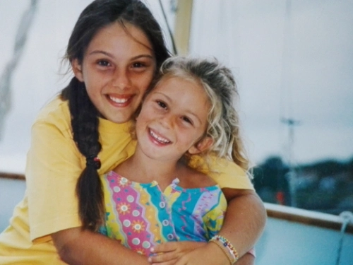 Clémence, enfant, sourit aux côtés de sa sœur, avant le diagnostic de sa cardiomyopathie hypertrophique.