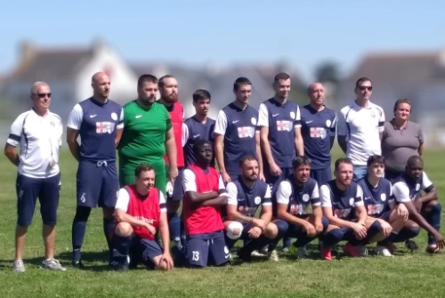 Équipe du club de football Le Croisic posant ensemble sur un terrain, en tenue officielle sous un ciel ensoleillé.