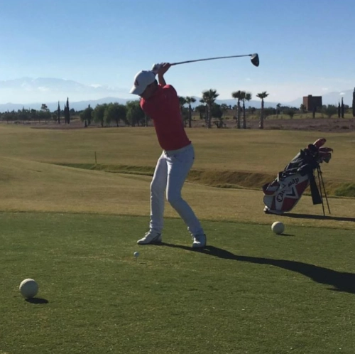 Golfeur effectuant un swing sur un parcours au Croisic, illustrant le développement du golf dans la région.