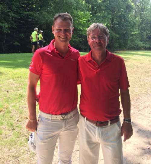 Deux golfeurs posant ensemble au Croisic, incarnant la transmission et le développement du golf dans la région.