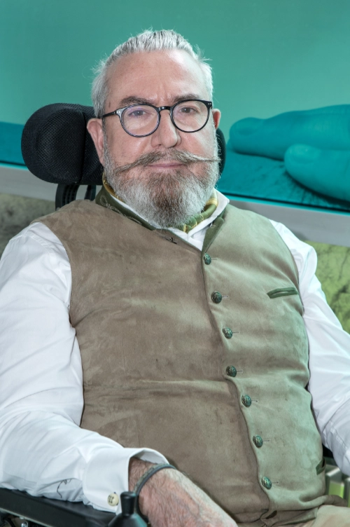 Portrait de Vincent Varlet, en fauteuil roulant, engagé dans la recherche sur le muscle et la santé publique.