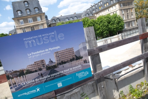 Panneau annonçant la pose de la première pierre de la Fondation de Myologie, dédiée à la santé musculaire et à la recherche en santé publique.