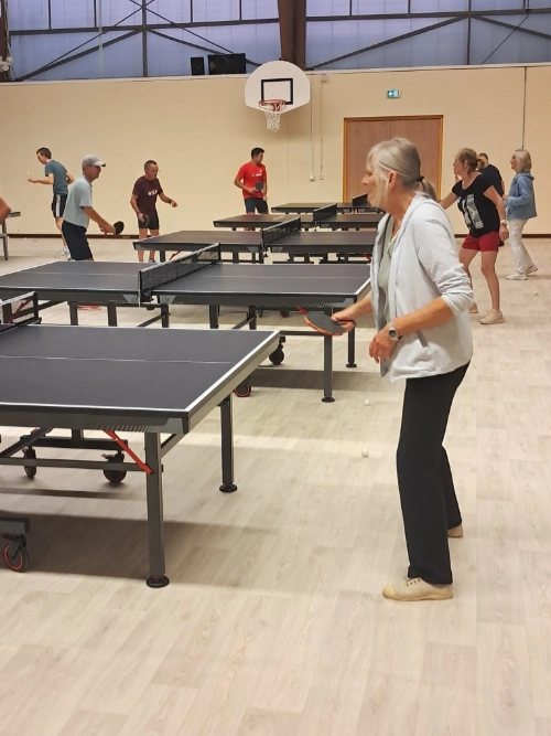Séance de tennis de table au Croisic avec les membres du club L’Espadon dans une ambiance conviviale.