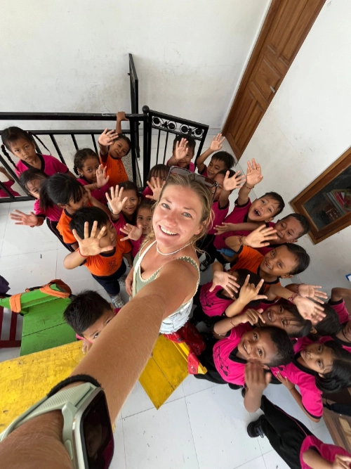 Marie avec des enfants d’une école en Indonésie lors de son voyage sportif en Asie.