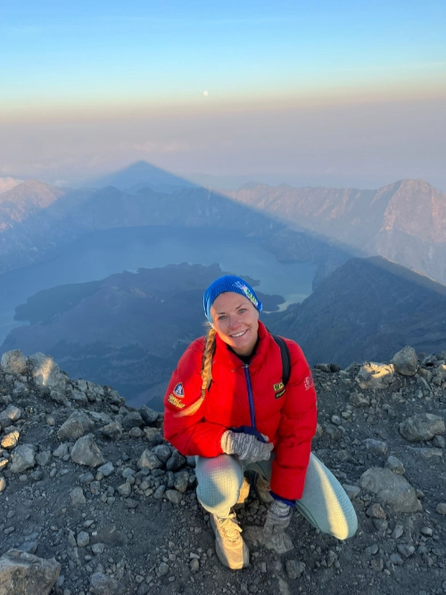 Marie au sommet du volcan Rinjani lors de son voyage sportif en Asie du Sud-Est.