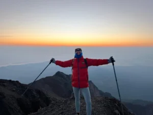 Marie au sommet du Mont Rinjani à Lombok lors de son voyage sportif en Asie du Sud-Est.