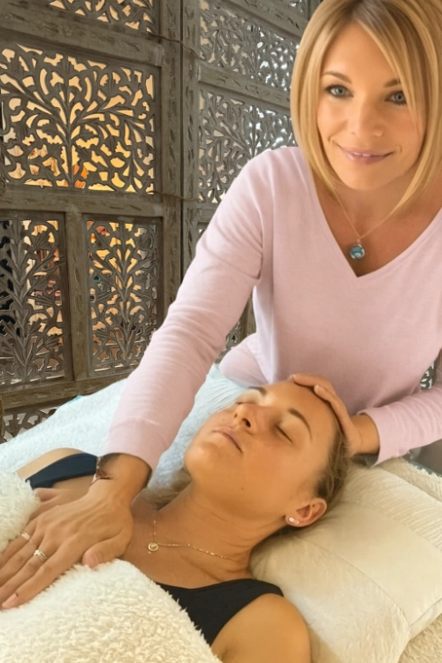 Thérapeute pratiquant une séance de relaxation énergétique pour améliorer l’équilibre intérieur et la performance sportive.