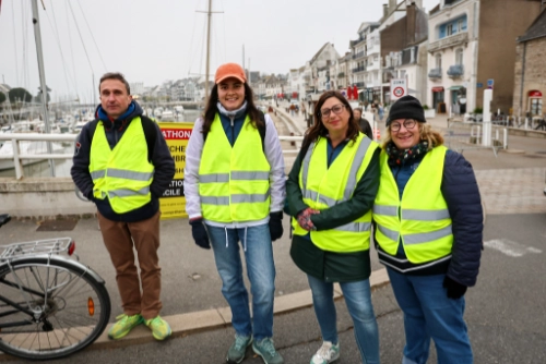 Bénévoles en gilet jaune mobilisés pour l’organisation du Marathon de la Côte d’Amour Amarris 2025.