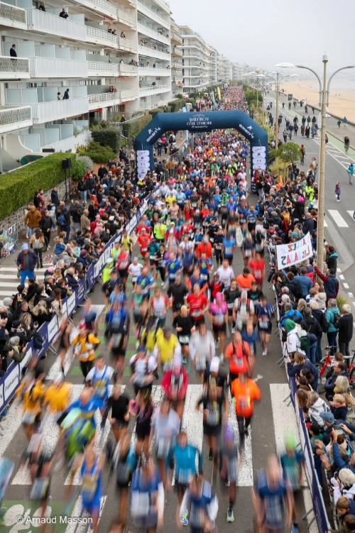 Départ du Marathon de la Côte d’Amour Amarris 2025 à La Baule, des milliers de coureurs s’élancent face à la mer sous les encouragements du public.