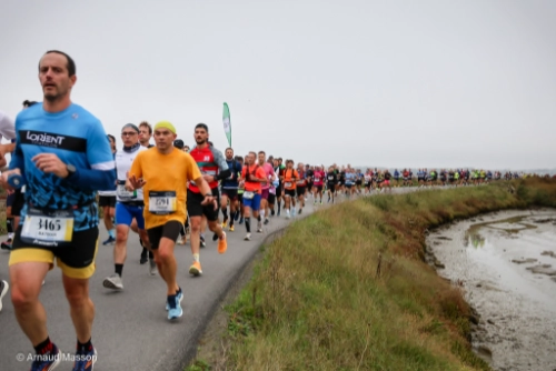 Coureurs du Marathon de la Côte d’Amour Amarris 2025 traversant les marais salants de Guérande.