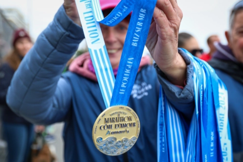 Médaille officielle du Marathon de la Côte d’Amour Amarris 2025, remise aux finishers à La Baule.