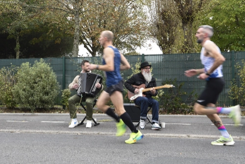 Musiciens jouant pour encourager les coureurs du Marathon de la Côte d’Amour Amarris 2025 le long du parcours.