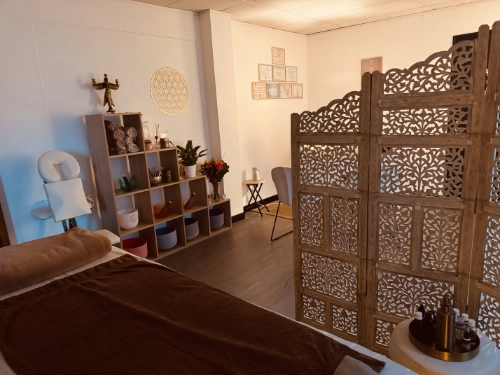 Salle de soins énergétiques apaisante dédiée à la relaxation, à l’équilibre intérieur et à la performance sportive.