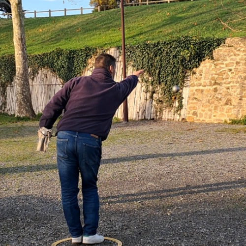 Joueur du club de pétanque du Croisic en action lors d’un tir sur le terrain.