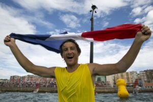 Julien Bontemps célèbre un titre mondial en planche à voile olympique
