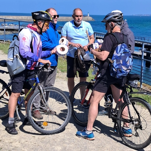Bénévoles du Running Club Croisicais en préparation de la course nature dont une partie des recettes a financé le don à la SNSM.