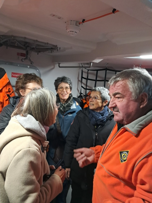 Membres du Running Club Croisicais en échange avec un bénévole de la SNSM lors de la visite de la vedette avant la remise du don.
