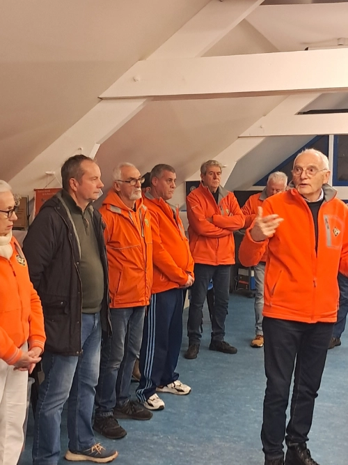 Gérard Lecam s’adresse aux membres du Running Club Croisicais et de la SNSM lors de la remise du don.