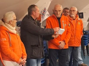 Remise du don du Running Club Croisicais à la SNSM du Croisic, avec André Boucher et Gérard Lecam lors de la cérémonie.