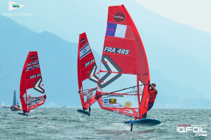 Course en iQFOiL lors d’une compétition internationale de voile olympique