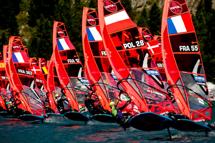 Départ de course en iQFOiL, discipline olympique encadrée par Julien Bontemps