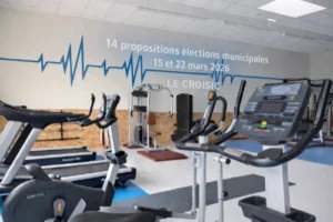 Salle de sport santé au Croisic équipée d’appareils de cardio-training avec message sur les élections municipales 2026 et les propositions sport santé.