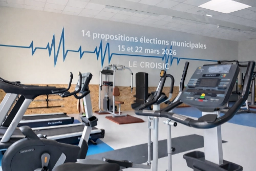Salle de sport santé au Croisic équipée d’appareils de cardio-training avec message sur les élections municipales 2026 et les propositions sport santé.