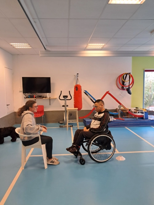 Inès L’HERMITE échange avec Antoine lors d’une séance d’activité physique adaptée au Centre Saint-Jean-de-Dieu.