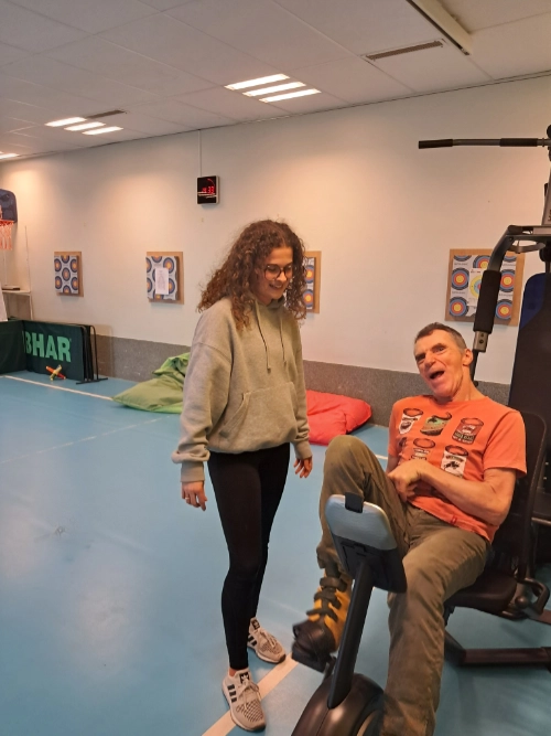 Inès L’HERMITE encadre Dominique lors d’une séance d’activité physique adaptée au Centre Saint-Jean-de-Dieu.