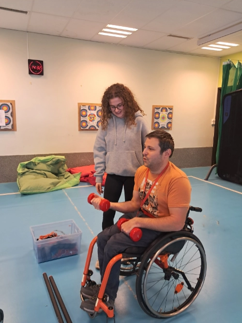 Inès L’HERMITE accompagne Manu lors d’un exercice en activité physique adaptée au Centre Saint-Jean-de-Dieu.