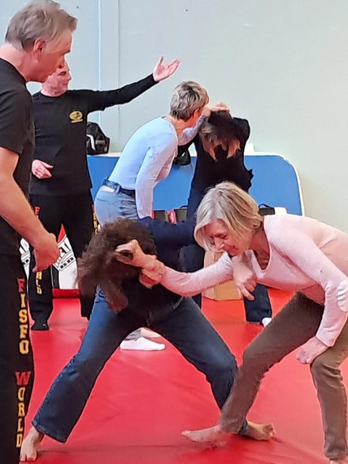 Nanou pratique une technique de self-défense pendant le stage de self-défense au Croisic.