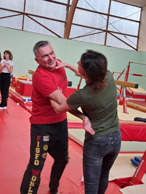 Eric montre une technique de self-défense lors d’un exercice pendant le stage de self-défense au Croisic.