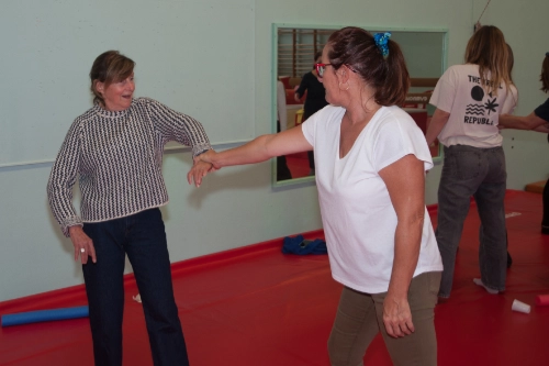 Stage de self-défense au Croisic : deux participantes pratiquent une technique de libération de saisie lors d’un exercice en salle.