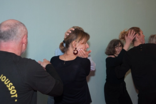 Exercice de self-défense pendant le stage de self-défense au Croisic avec des participantes apprenant à se protéger lors d’une agression.