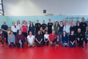 Photo de groupe des participantes et encadrants lors du stage de self-défense au Croisic organisé pour la Journée internationale des droits des femmes.