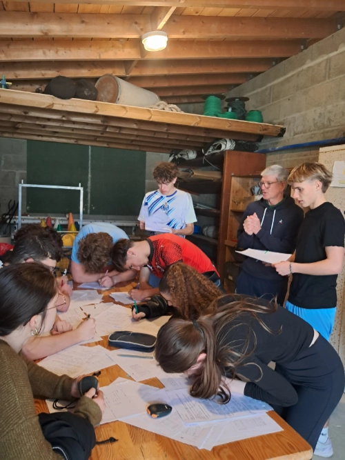 Des élèves travaillent autour d’une table avec leur enseignant lors d’une activité d’EPS au lycée La Mennais de Guérande.