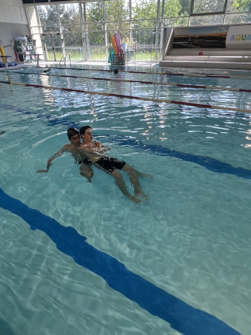 Deux élèves réalisent un exercice de sauvetage aquatique dans une piscine lors d’une activité d’EPS au lycée La Mennais de Guérande.