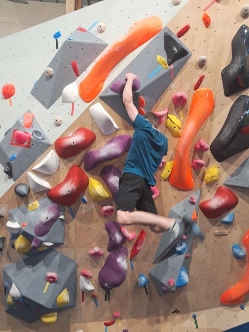 Escalade de bloc en salle à Saint-Molf