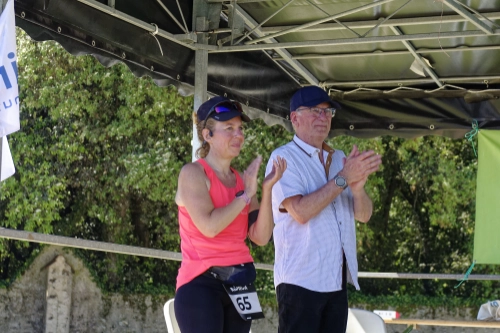 Deux personnes applaudissent sur un podium lors de la Course Nature du Croisic 2026.