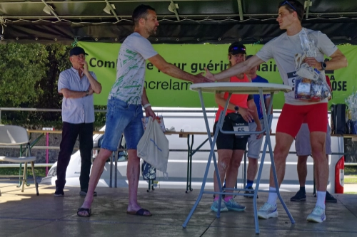 Deux coureurs se serrent la main sur un podium lors de la Course Nature du Croisic 2026.
