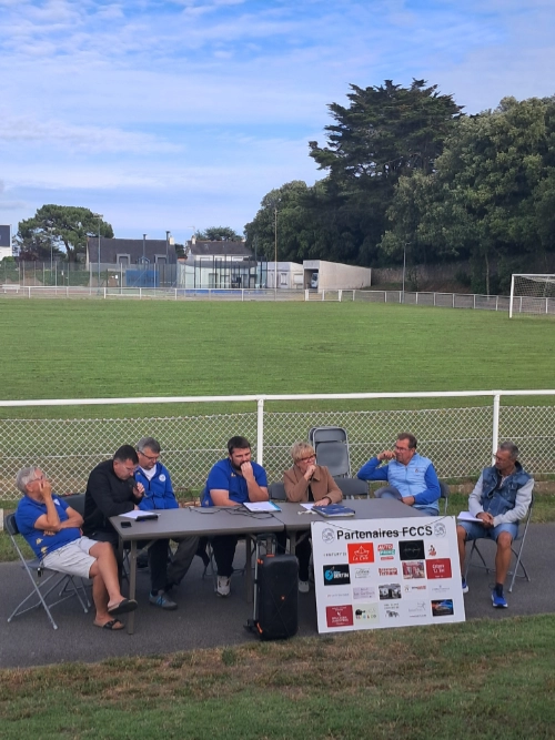 Le bureau de l'assemblée générale du FC Côte Sauvage